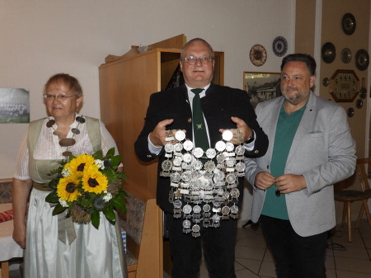 GSM Karl Fleischmann h&auml;lt die Sch&uuml;tzenkette f&uuml;r den neuen Sch&uuml;tzenk&ouml;nig bereit