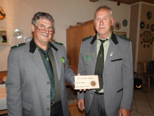 Erwin Bauer mit einem Traumergebnis aller Sch&uuml;tzen: ein 0,0Teiler