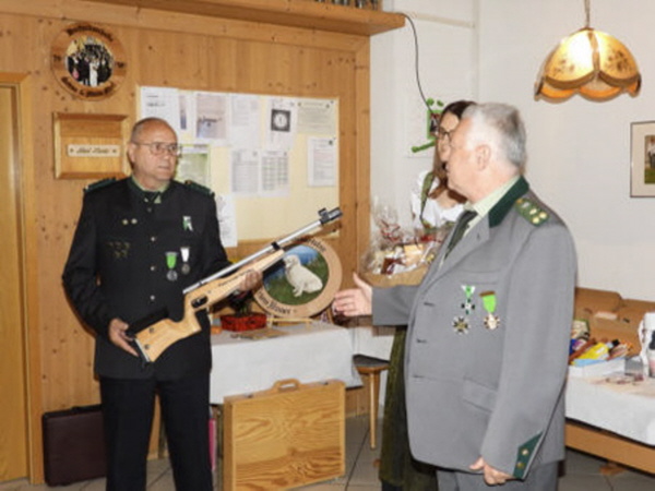 Maximilian Meingast überreicht den SM Reinhard Geth das neue Jugendgewehr Maximilian Meingast überreicht den SM Reinhard Geth das neue Jugendgewehr